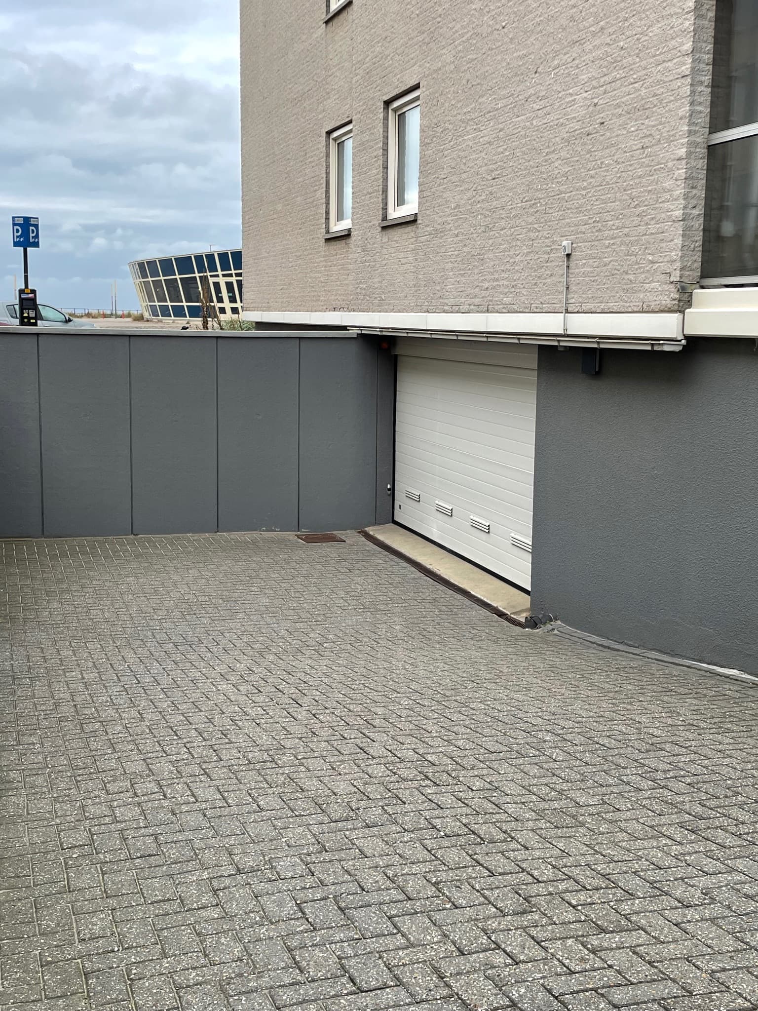 Ruime parkeerbox te huur