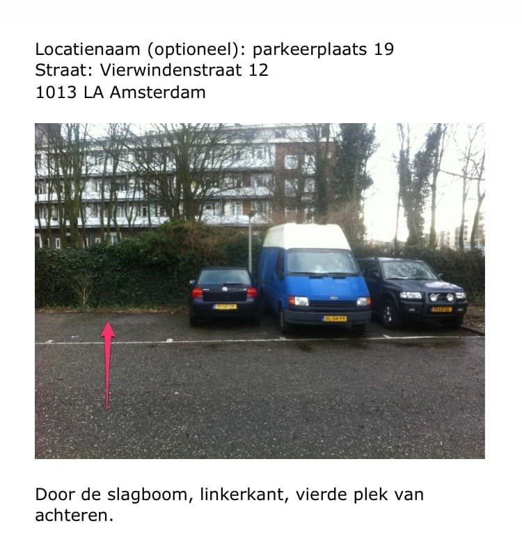 Ruime parkeerplaats op afgesloten terrein.